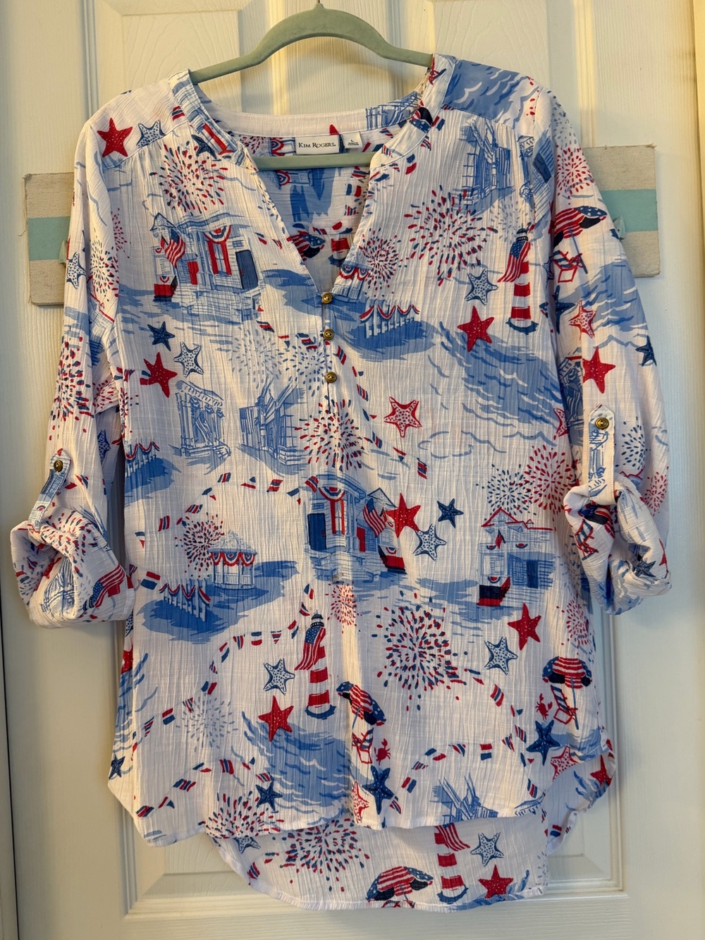 Kim Rogers henley top features a patriotic beach print Sz Lg